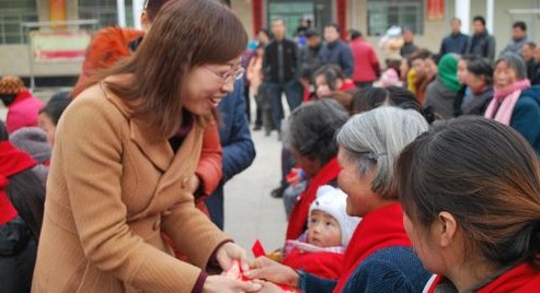 山陽(yáng)縣婦聯(lián)為中村鎮(zhèn)40位貧困母親送去慰問(wèn)金