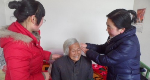 丹鳳縣庾嶺鎮(zhèn)敬老院里慶“三八”