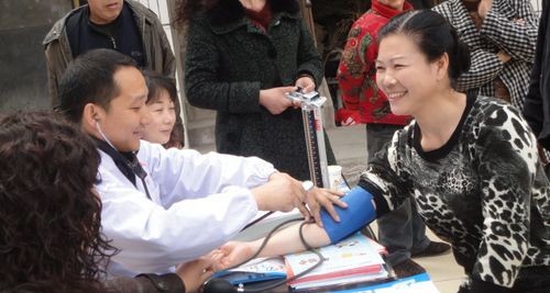 社區(qū)來了醫(yī)療隊(duì)