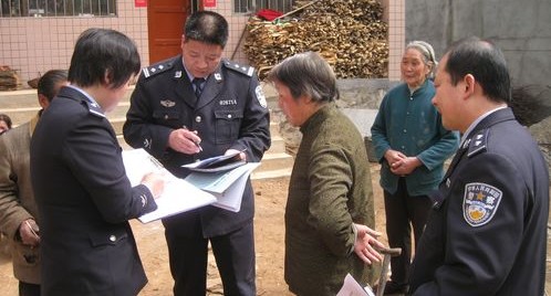 洛南縣城關(guān)派出所民警上門換發(fā)二代身份證