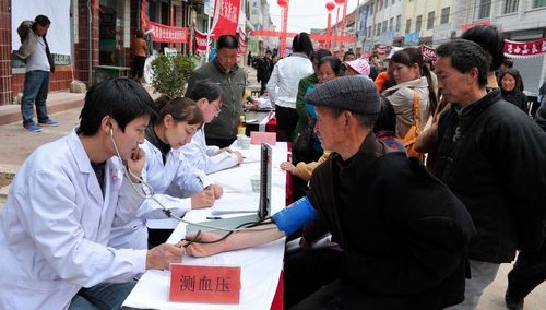 洛南縣“學雷鋒見行動服務三農(nóng)三下鄉(xiāng)”活動啟動儀式在三要鎮(zhèn)舉行