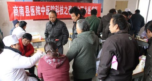 十里坪鎮(zhèn)為群眾義診送藥