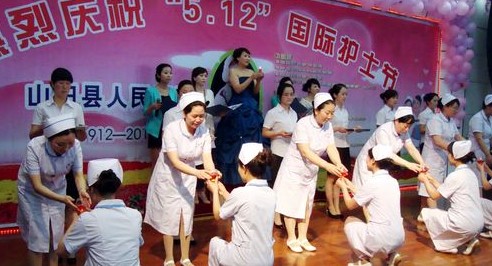 山陽縣人民醫(yī)院新護士為自己神圣的職責進行莊嚴宣誓