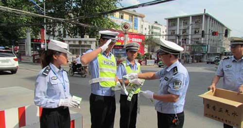 商州交警大隊領導送防暑藥品