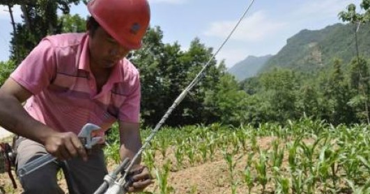 電力工人戰(zhàn)酷暑 山區(qū)百姓見光明