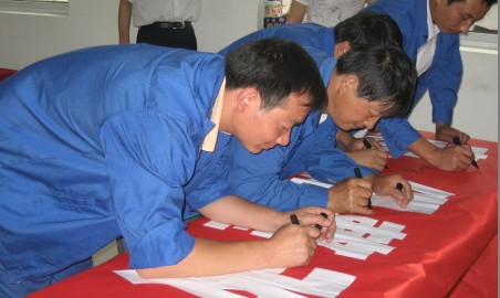 丹鳳縣總工會組織開展“安全承諾簽名”活動