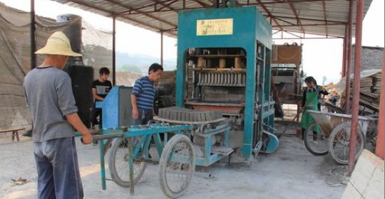 尖角村劉長杰帶動(dòng)村民在家門口打工就業(yè)