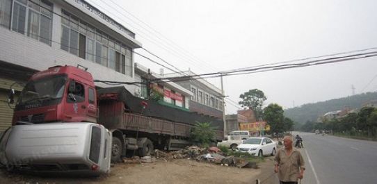 三一二國(guó)道商州夜村段發(fā)生驚魂車禍