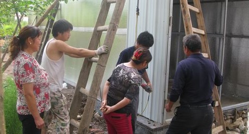 謝灣鎮(zhèn)樊村煙農(nóng)修建新式烤煙房