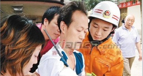 男子鋼筋穿右臂 消防戰(zhàn)士急救援