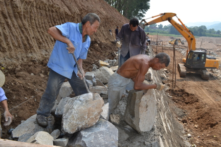 丹鳳縣多方籌資加固丹江堤防