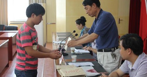 山陽縣愛心企業(yè)家向貧困大學(xué)生奉獻(xiàn)愛心