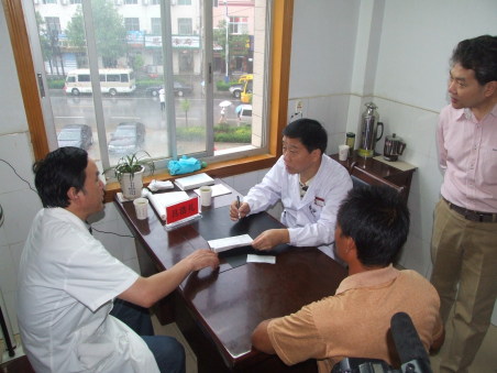 “僑愛工程—送溫暖醫(yī)療隊(duì)”在商南開展義診活動(dòng)