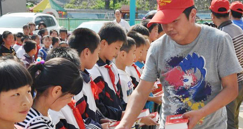“愛心字典，點亮人生”捐贈活動進巡檢鎮(zhèn)中心小學