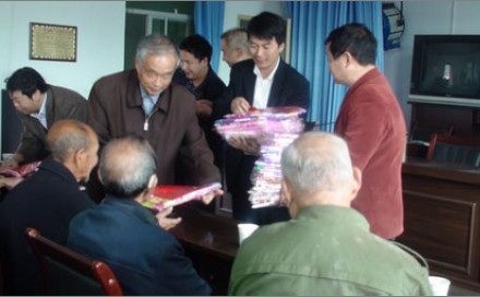商南縣慈善協(xié)會向老年朋友贈送慰問金