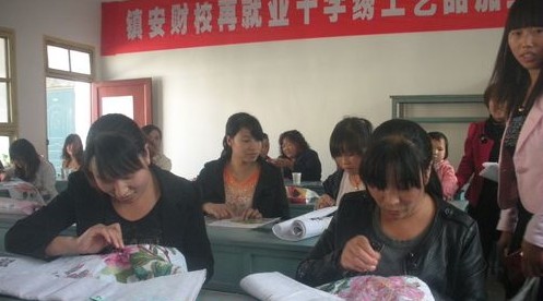 鎮(zhèn)安舉辦第三期再就業(yè)十字繡工藝品加工技術(shù)培訓(xùn)