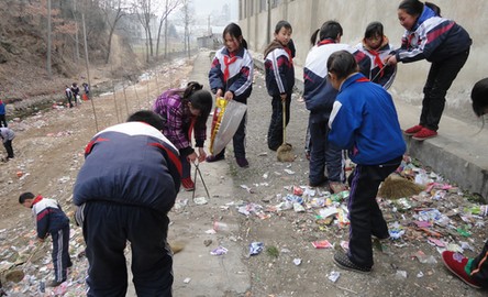 商南逸夫小學(xué)開展“創(chuàng)國衛(wèi)我們?cè)谛袆?dòng)”實(shí)踐活動(dòng)