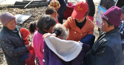 洛南志愿者發(fā)起“這個(gè)冬天不冷”衣物捐贈(zèng)公益活動(dòng)