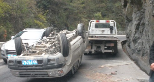 柞水一小汽車占道超速行駛導(dǎo)致翻車