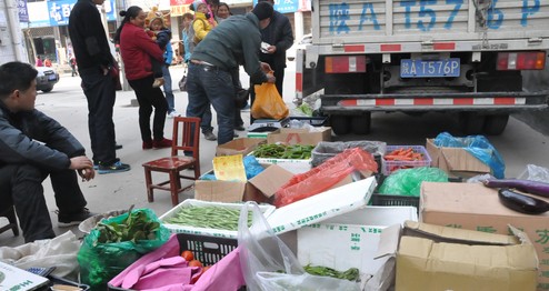 柞水鼓勵流動蔬菜車進(jìn)小區(qū)
