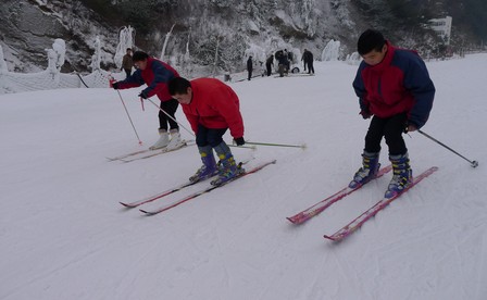 商州區(qū)牧護(hù)關(guān)滑雪場重新開業(yè)