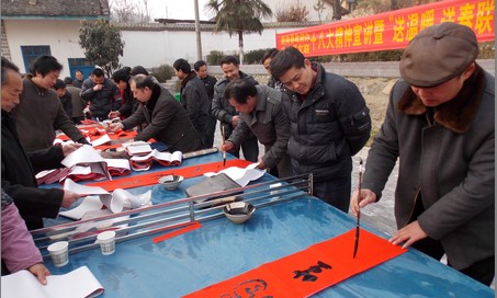 商南開展十八大精神宣講暨“送溫暖、送春聯(lián)”活動(dòng)