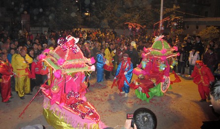 柞水社火隊(duì)為群眾表演精彩社火