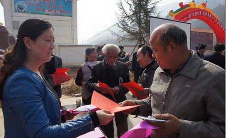 商南遠教辦向群眾發(fā)放知識影像光盤