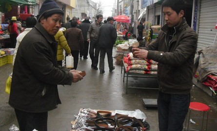 丹鳳：賣(mài)皮帶的大學(xué)生