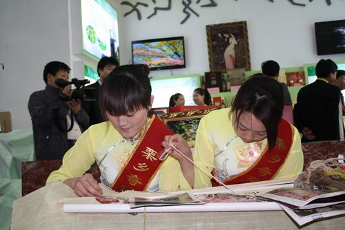 鎮(zhèn)安：栗鄉(xiāng)織女繡錦圖