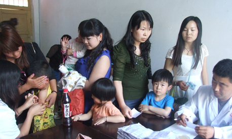 丹鳳縣衛(wèi)生部門為幼兒進行疫苗接種