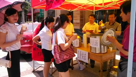 洛南愛心人士為考生送消暑飲品