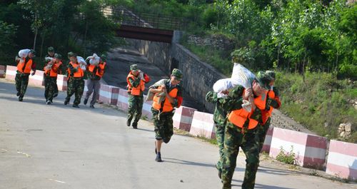 商南試馬鎮(zhèn)干群舉行防汛搶險(xiǎn)演練