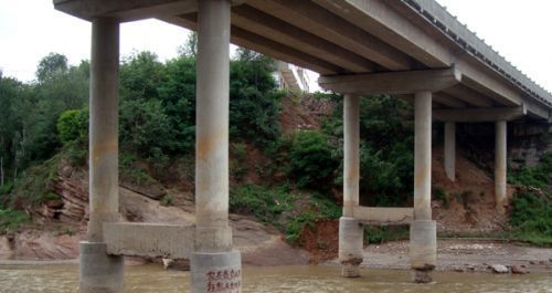 商州百年大橋服役15年成危橋