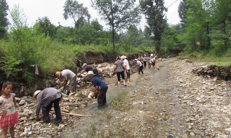 洛南古城鎮(zhèn)南村群眾對(duì)險(xiǎn)工險(xiǎn)段及時(shí)搶修