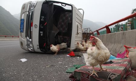 一輛小貨車在丹鳳隧道外高架橋上側翻