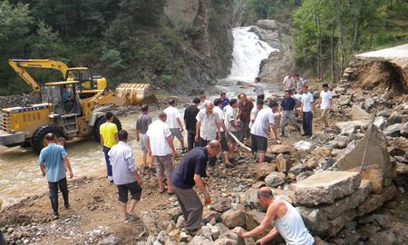 洛南高耀鎮(zhèn)組織干部群眾開展生產自救