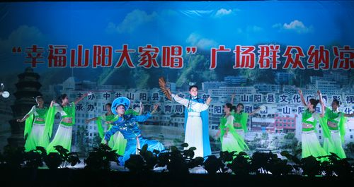 山陽廣場群眾納涼晚會每晚在縣人民廣場舉行