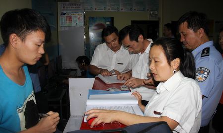 柞水行動(dòng)隊(duì)對(duì)校園周網(wǎng)吧執(zhí)法檢查