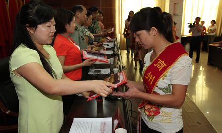 商州婦聯對獲得“好軍嫂”進行表彰