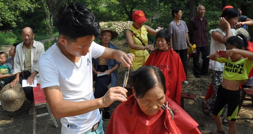 共青團(tuán)洛南縣委開展下基層志愿服務(wù)活動(dòng)