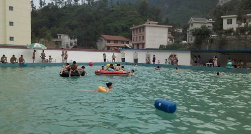 鎮(zhèn)安：農家樂建起了露天游泳館