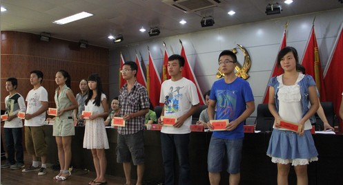 商州區(qū)總工會舉行“2013金秋助學(xué)”發(fā)放儀式