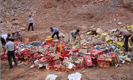 鎮(zhèn)安公安局集中銷毀假冒偽劣煙花爆竹