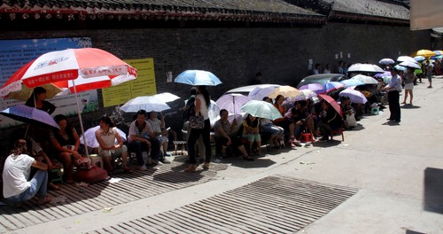 洛南：為給孩子爭報公辦幼兒園 幾百家長徹夜排隊