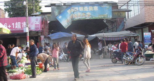 丹鳳商鎮(zhèn)攤點隨意擺放市場管理混亂