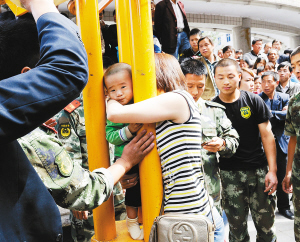 洛南眾人協(xié)力撬開燈桿 2歲寶寶成功獲救