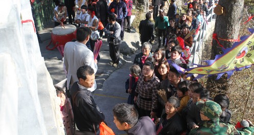 國(guó)慶黃金周鎮(zhèn)安塔云山游人如織