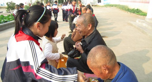 商南試馬鎮(zhèn)中心小學為敬老院開展送溫暖活動