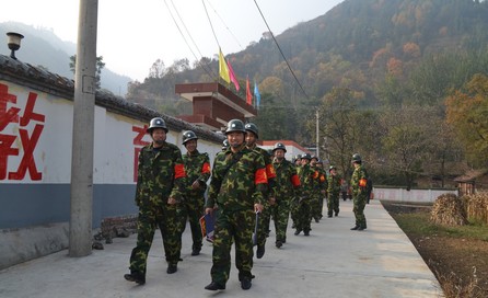 丹鳳月日鎮(zhèn)組建“紅袖章”巡邏小分隊